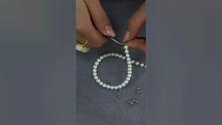 Многослойное колье из жемчуга и бусин со съемным кулоном. Мастер-класс