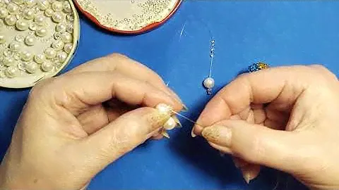 Работа , колье из жемчуга .